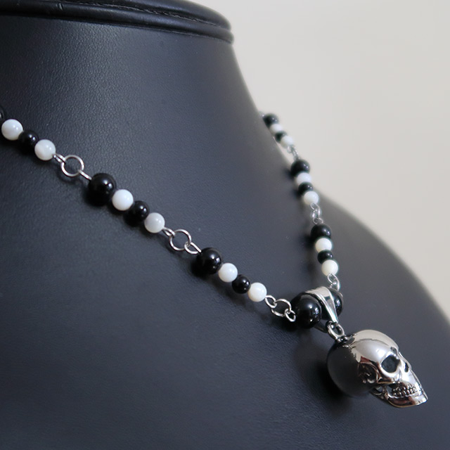 Skull necklace (side view)
