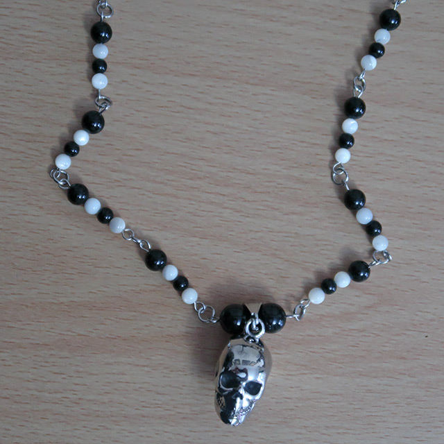 Skull necklace (detailed view)
